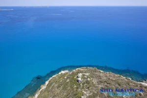 Mare sotto la torre di Porto Giunco e sullo sfondo l'Isola di Serpentara