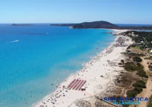 Panoramica spiaggia Simius e sullo sfondo l'Isola dei Cavoli